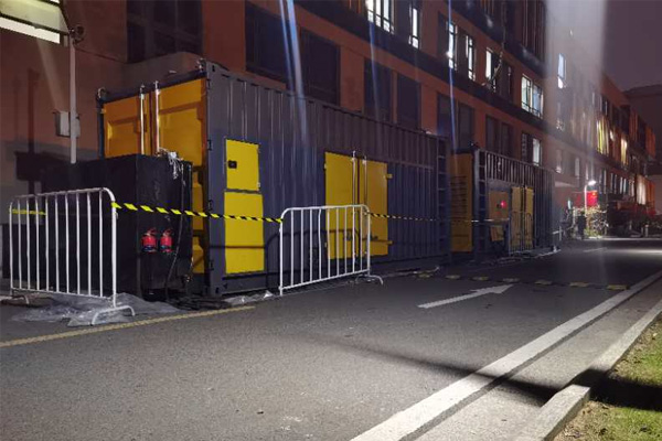 望江柴油发电机组的输出电压是如何调节的？